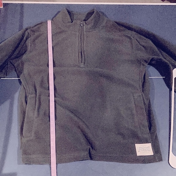 Life is Good Men’s small 1/4 zip fleece with pockets color is black (dark gray) - Picture 9 of 10